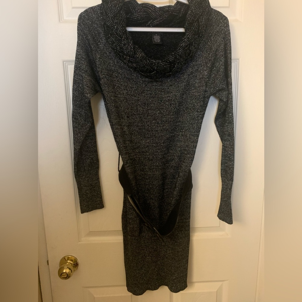 VENUS METALLIC SWEATER SIZE M. NWOT